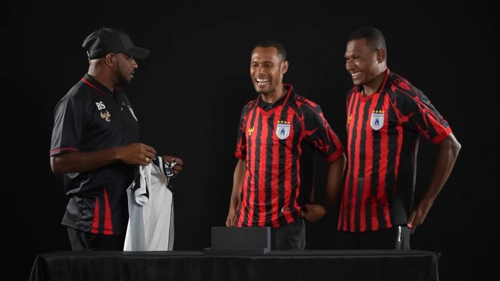 Jersey Baru Persipura Bikin Geger! Boaz Solossa Sampai Minta Potong Gaji Demi Bawa Pulang