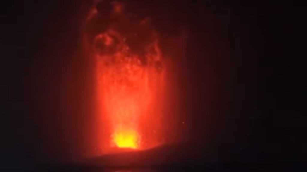 Gunung Anak Krakatau Erupsi Menerus Disertai Lava Fountain, Status Tetap Siaga