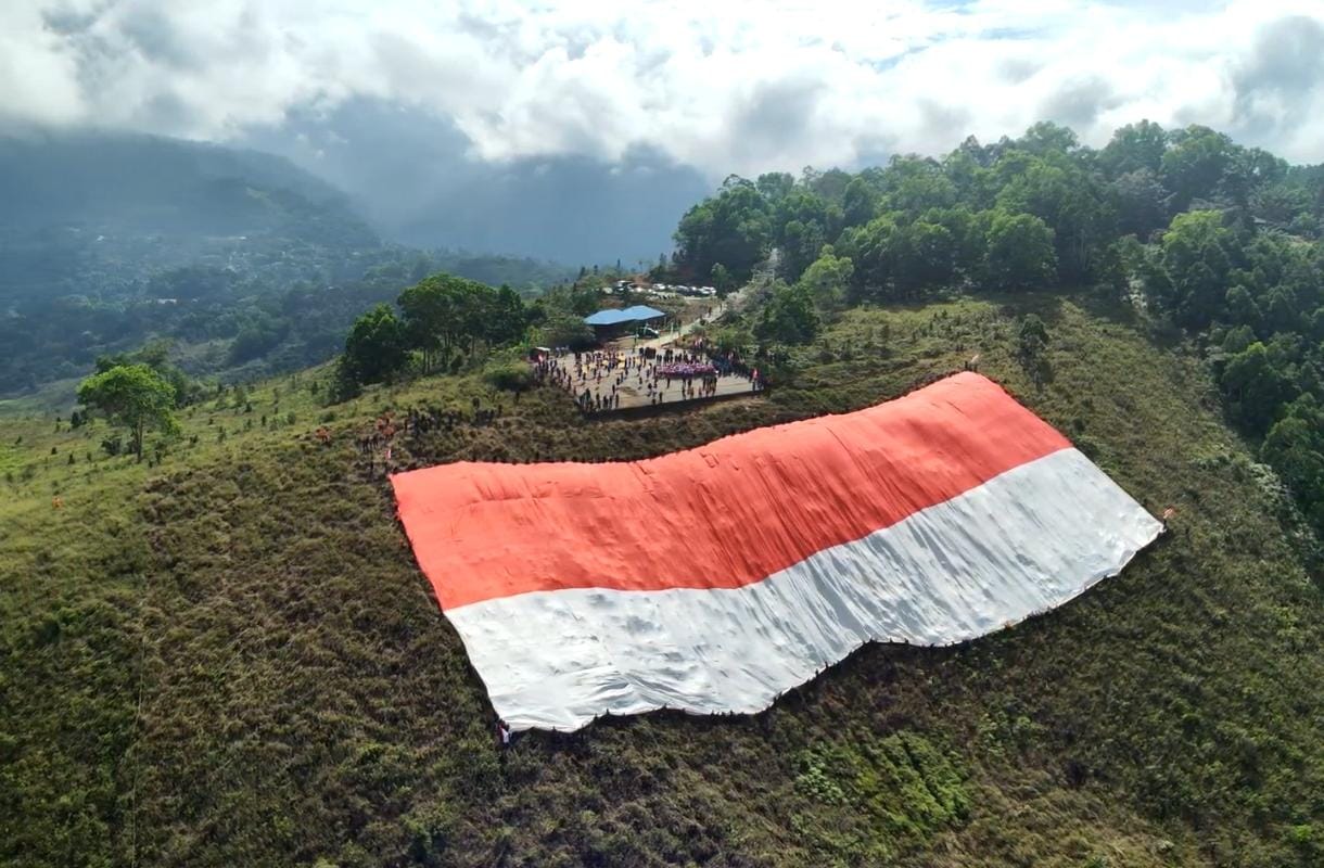 Sambut HUT RI ke-81, Bendera Raksasa Dibentangkan di Gunung Cycloop Papua