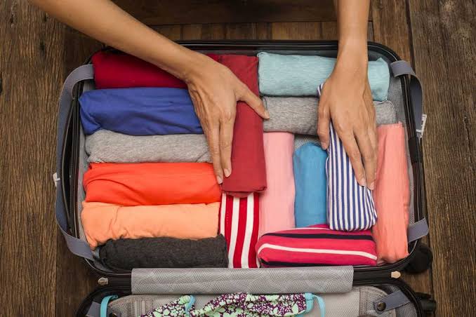 Cara Packing Baju di Koper agar Muat Banyak dengan Metode Rolling