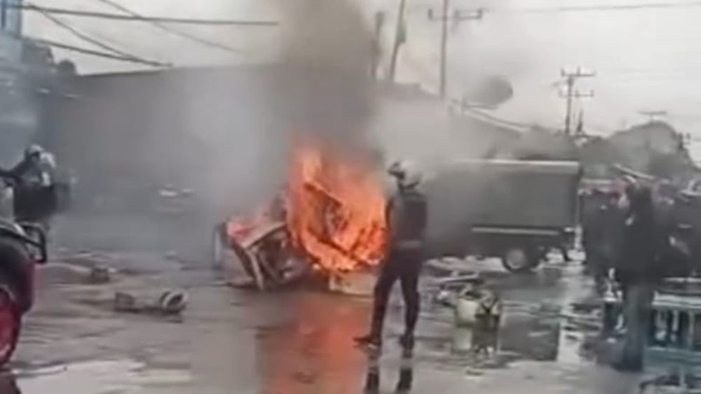 Demo Tolak Militerisasi di Jayapura Ricuh, Massa Lempar Batu dan Bakar Mobil