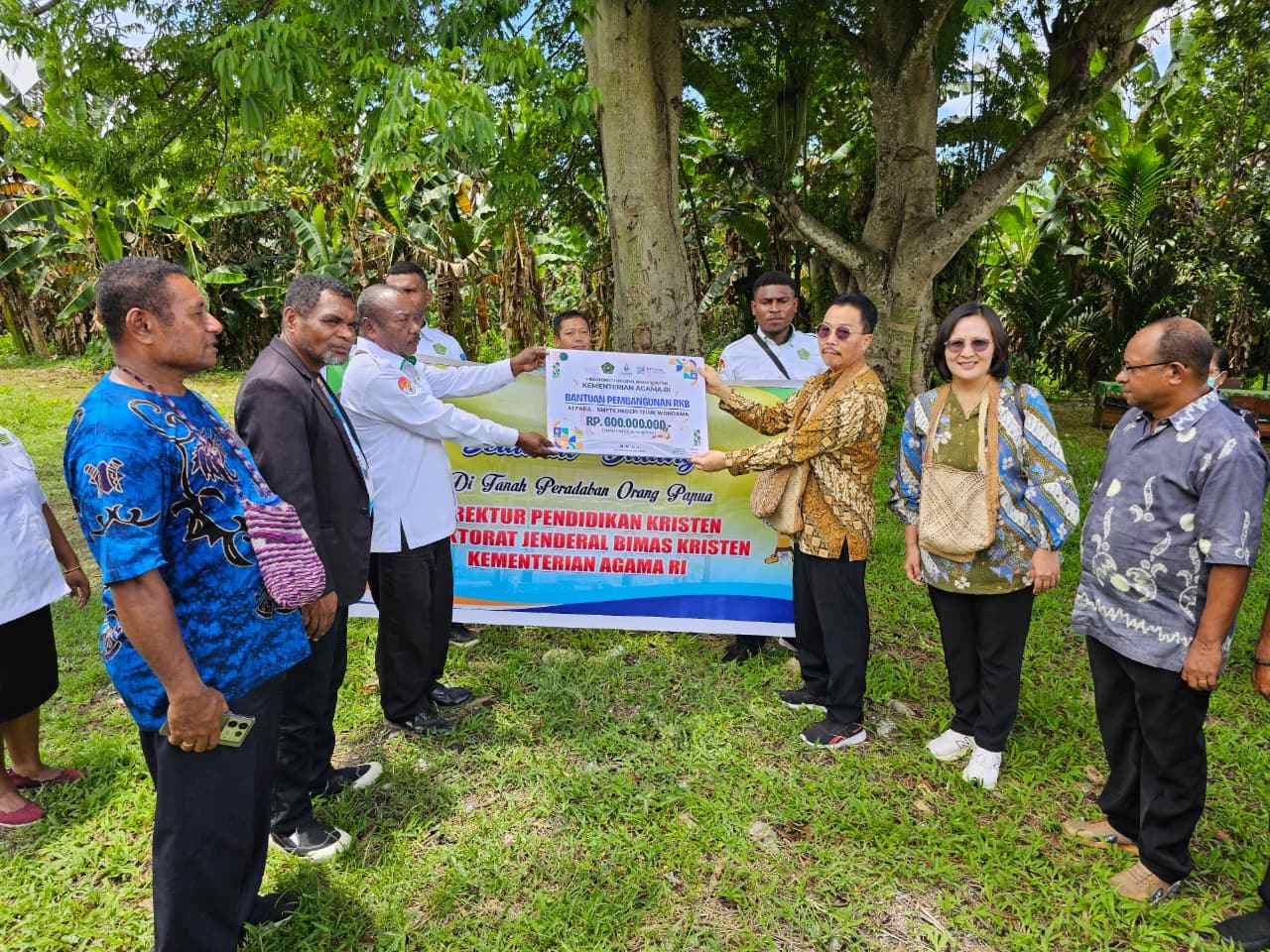 Kemenag Dukung Pendidikan Kristen di Tanah Papua, Serahkan Bantuan Rp 600 Juta untuk SMPTKN Teluk Wondama