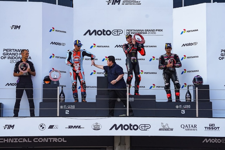 Erick Thohir Serahkan Trofi MotoGP Mandalika 2026 kepada Marco Bezzecchi