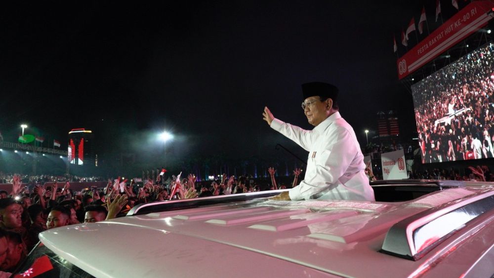 Momen Prabowo Disambut Lautan Warga di Monas saat Malam Karnaval Bersatu