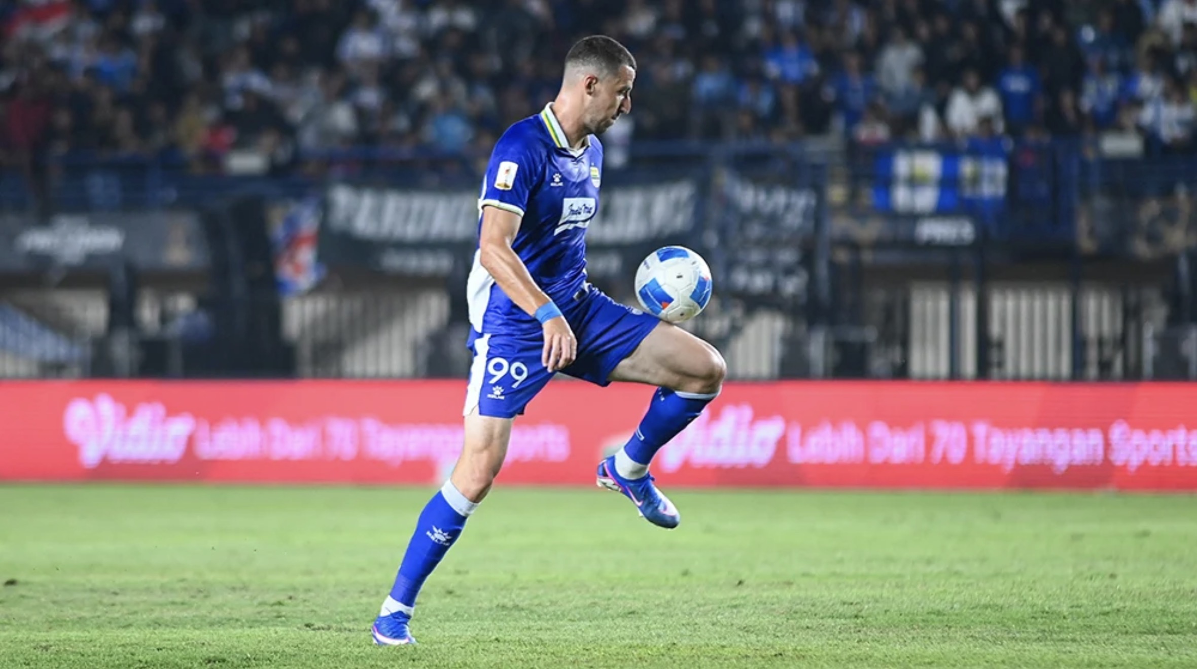 Balsa Sekulic Terpukau Atmosfer Bobotoh, Soroti Bendera Montenegro di Tribun