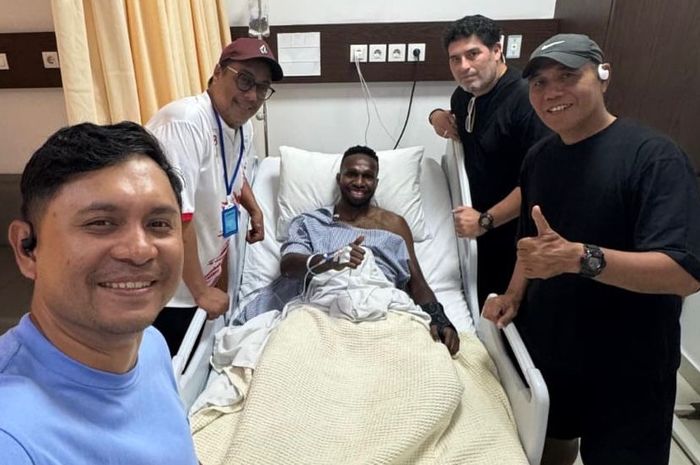 Kiper Utama Persipura, John Pigai, Patah Tulang Saat Latihan! Ricardo Salampessy Siapkan Pengganti