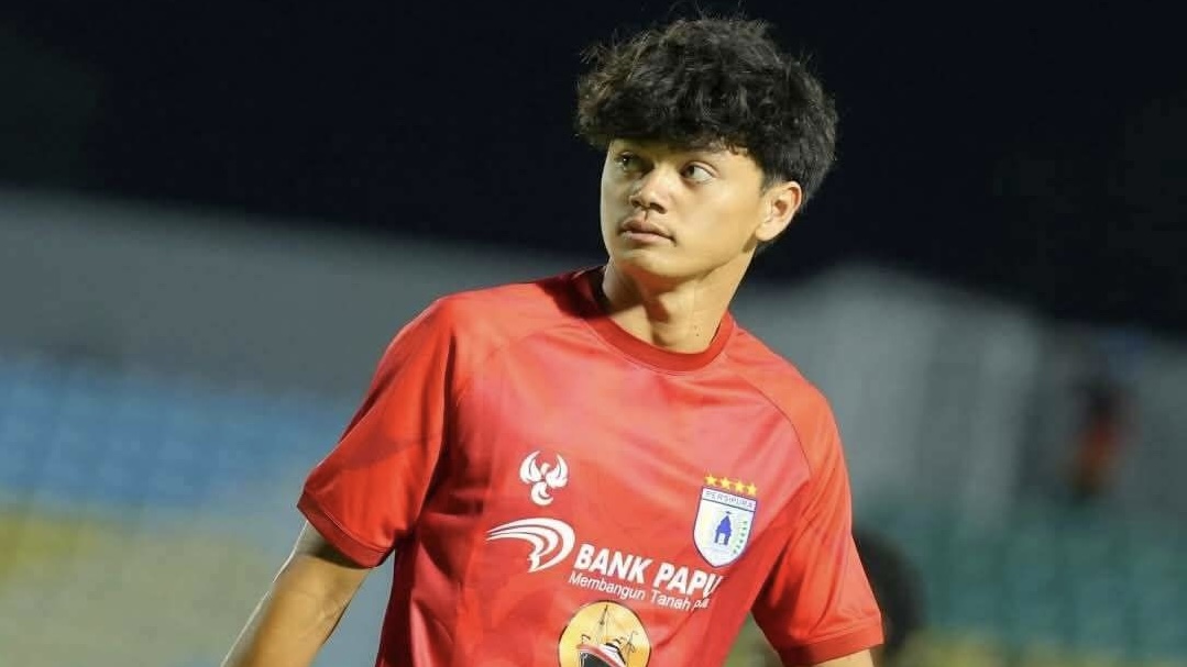 Reno Salampessy Pilih Bertahan di Persipura Meski Main di Championship