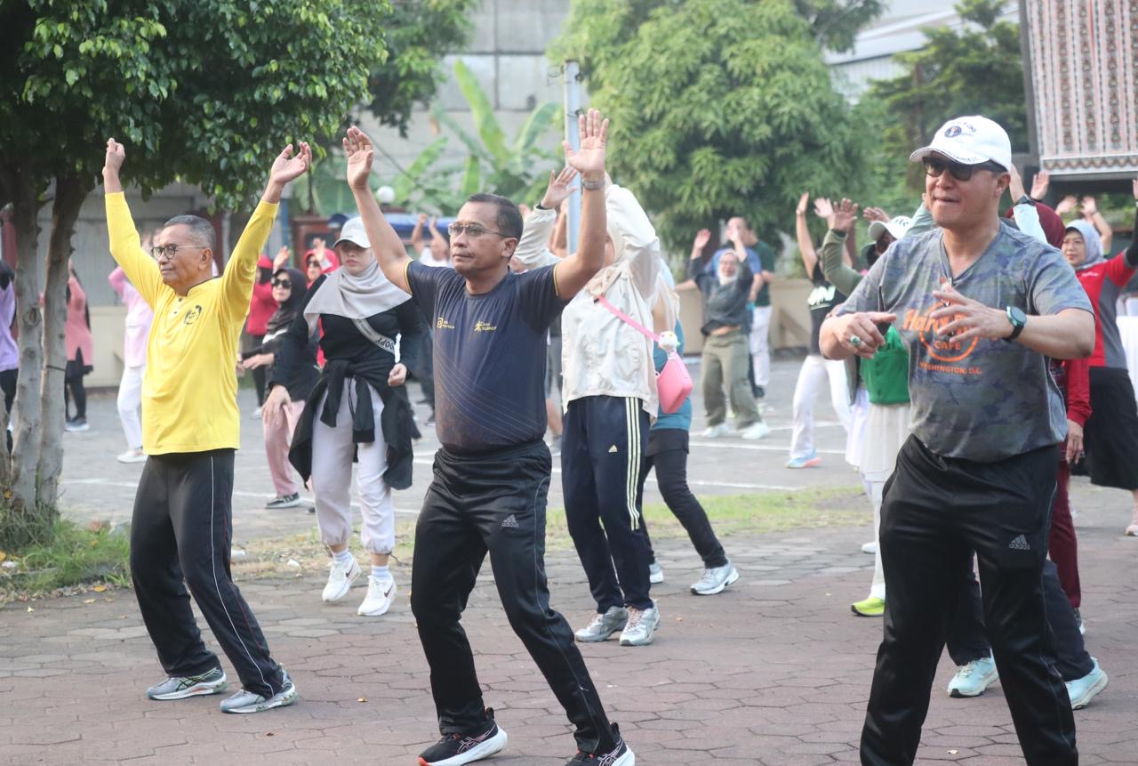 Dirut BPJS Kesehatan Senam Bareng Dahlan Iskan di Surabaya, Singgung Risiko Serangan Jantung