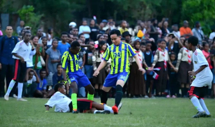 Wapres Gibran Main Bola Bareng Anak SSB Papua Barat, Cetak 3 Gol