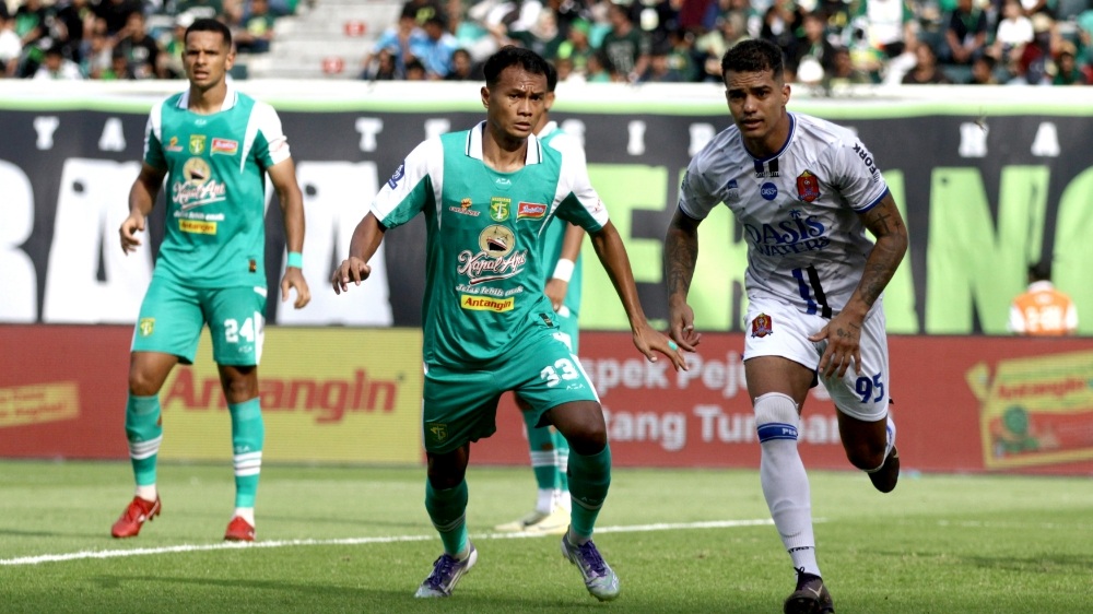 Sembilan Bulan Menepi, Koko Ari Langsung Solid di Lini Belakang Persebaya