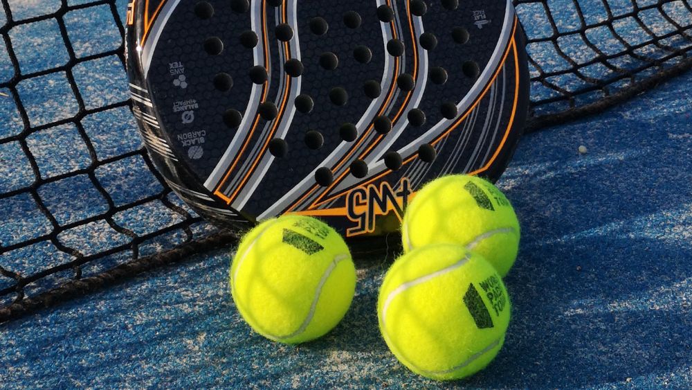 Perbedaan Bola Padel dan Bola Tenis: Bukan Sekadar Bentuk dan Warna