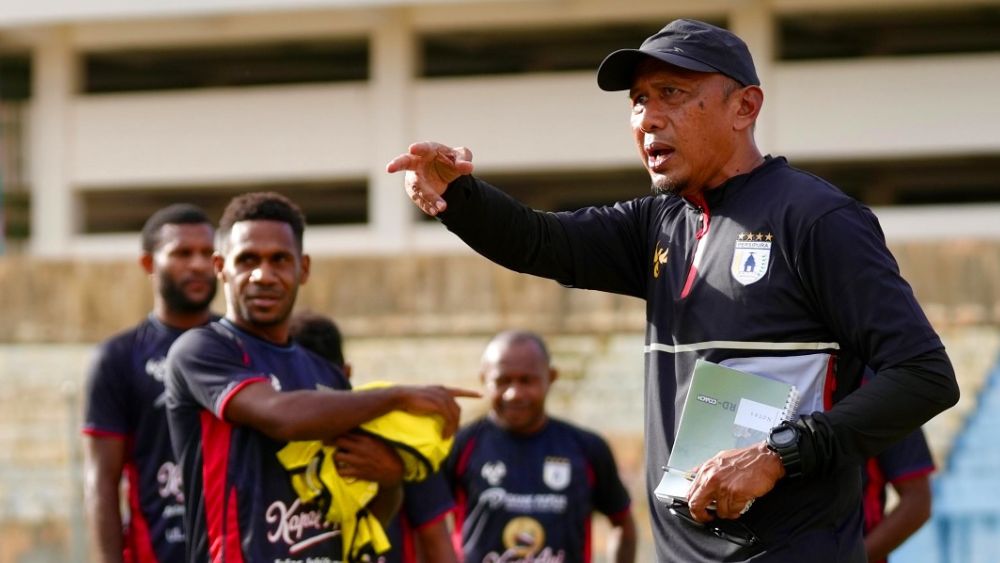 Dua Dekade Berselang, Rahmad Darmawan Kembali ke Stadion Mandala Pimpin Latihan Perdana Persipura Jayapura