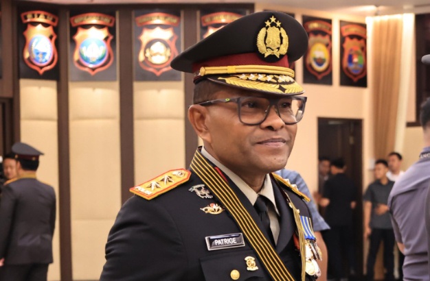 Kapolda Papua Irjen Patrige Renwarin Terima Tanda Kehormatan Bintang Bhayangkara Pratama