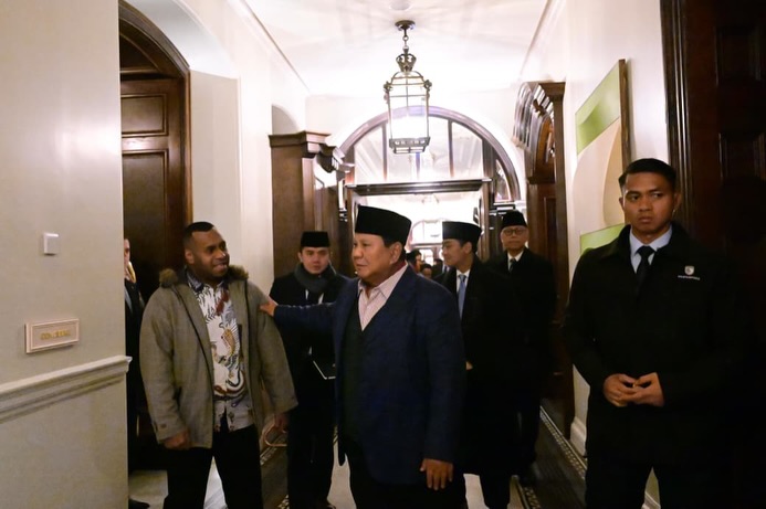 Presiden Prabowo Tiba di London, Mahasiswa Papua Serahkan Buku Perdamaian