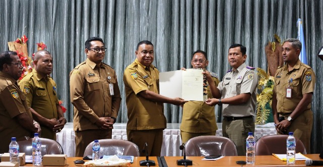 Yapen Terima Sertifikat Tanah, Sekolah Rakyat Segera Dibangun di Kampung Tatui