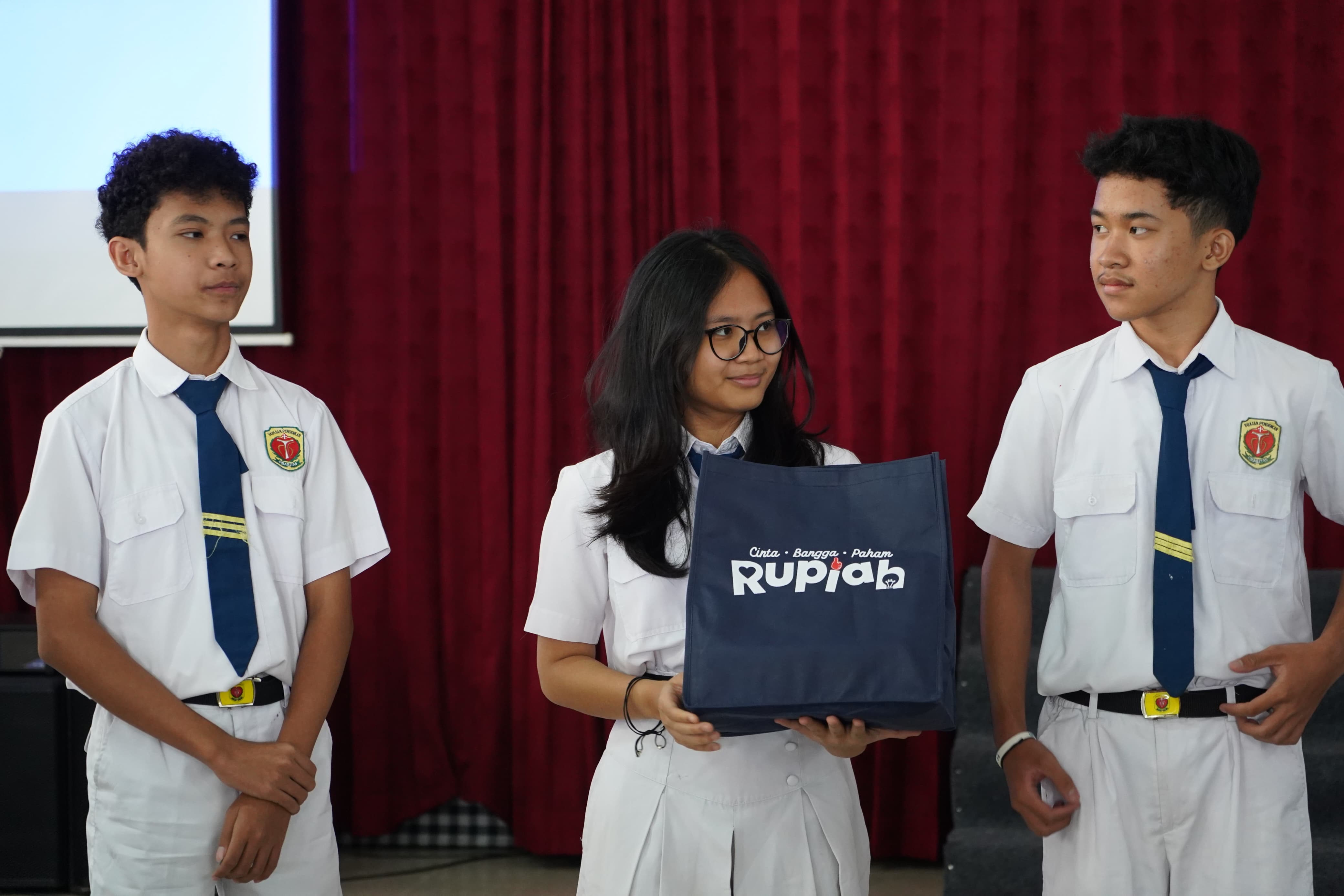 BI Beri Edukasi Ciri Keaslian Uang Rupiah di SMP Charitas Jakarta Selatan: Cinta, Bangga, dan Paham