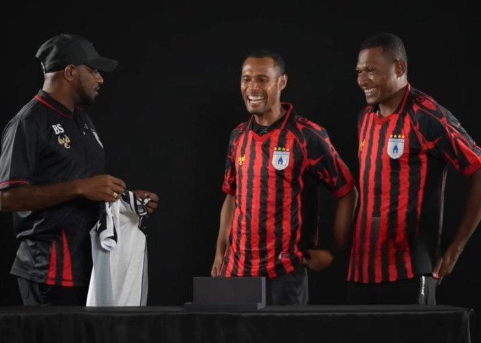 Jersey Baru Persipura Bikin Geger! Boaz Solossa Sampai Minta Potong Gaji Demi Bawa Pulang