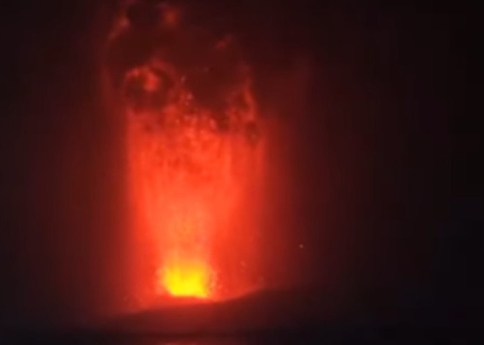 Gunung Anak Krakatau Erupsi Menerus Disertai Lava Fountain, Status Tetap Siaga