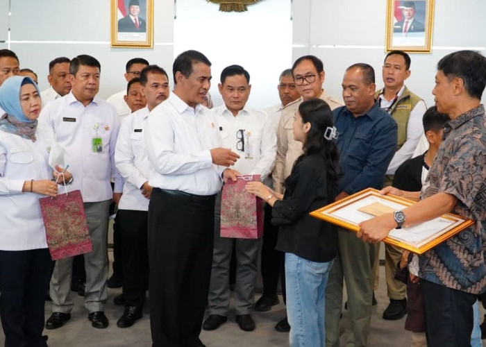 Mentan Amran Beri Bantuan Pendidikan dan Pekerjaan untuk Keluarga Pegawai yang Gugur di Papua