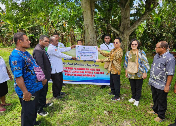 Kemenag Dukung Pendidikan Kristen di Tanah Papua, Serahkan Bantuan Rp 600 Juta untuk SMPTKN Teluk Wondama