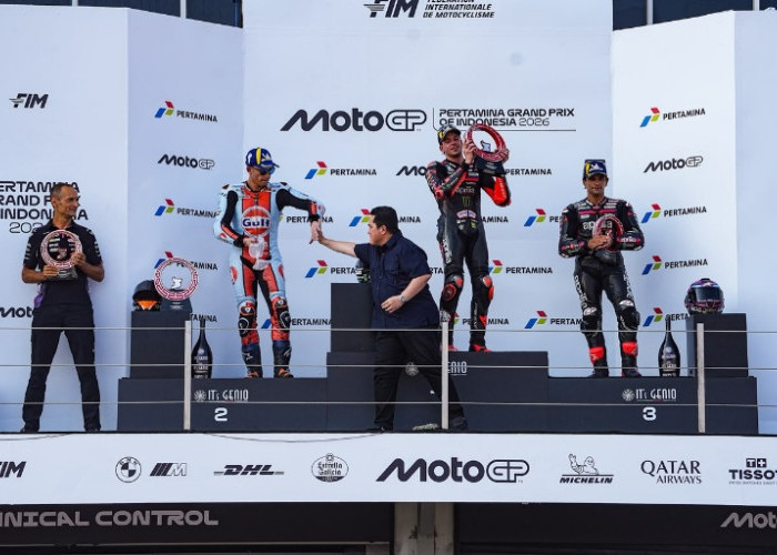 Erick Thohir Serahkan Trofi MotoGP Mandalika 2026 kepada Marco Bezzecchi