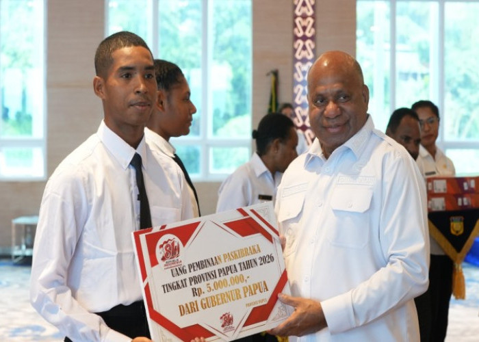 Matius Fakhiri Serahkan Laptop dan Bantuan Pendidikan untuk Paskibraka Papua