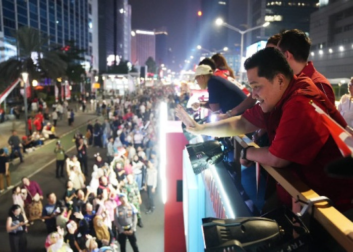 Erick Thohir dan Atlet Ramaikan Karnaval Bersatu Harmoni Nusantara di Jakarta