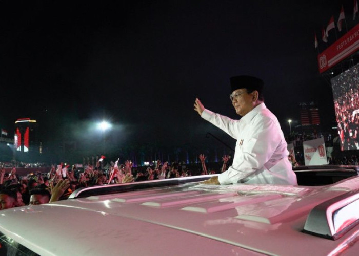 Momen Prabowo Disambut Lautan Warga di Monas saat Malam Karnaval Bersatu