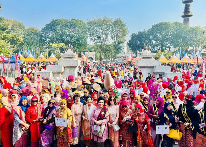 Hari Kebaya Nasional 2026, Ribuan Perempuan Berkebaya Pecahkan Rekor MURI di Palembang