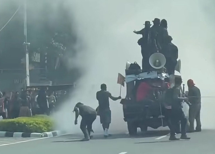 Aksi Bakar Ban Warnai Demonstrasi Mahasiswa Papua di Jakarta Pusat