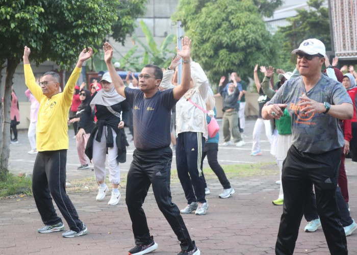Dirut BPJS Kesehatan Senam Bareng Dahlan Iskan di Surabaya, Singgung Risiko Serangan Jantung