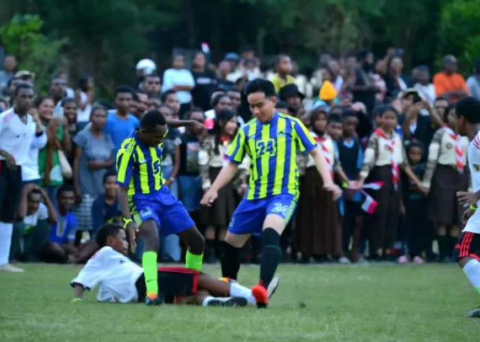 Wapres Gibran Main Bola Bareng Anak SSB Papua Barat, Cetak 3 Gol