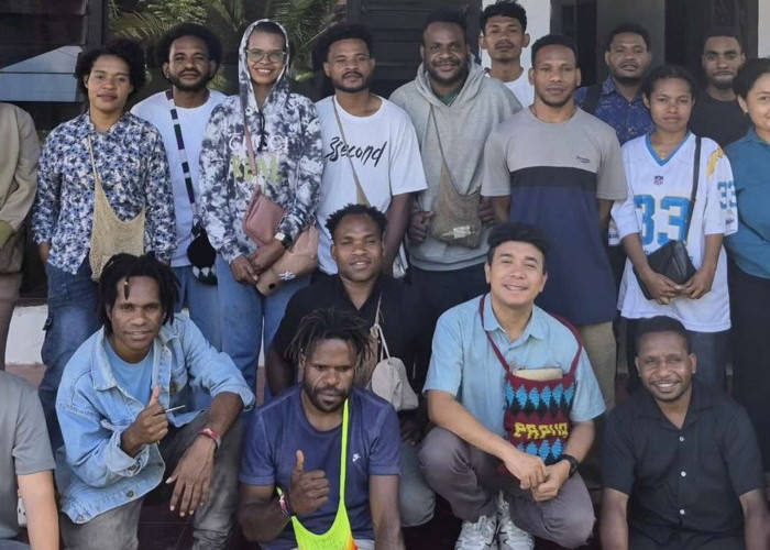 Billy Mambrasar Tinjau Kontrakan Mahasiswa Papua di Aceh Pascabencana