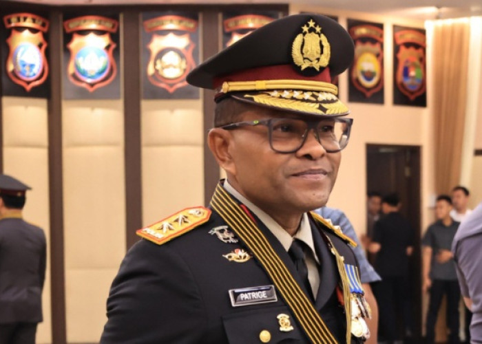Kapolda Papua Irjen Patrige Renwarin Terima Tanda Kehormatan Bintang Bhayangkara Pratama