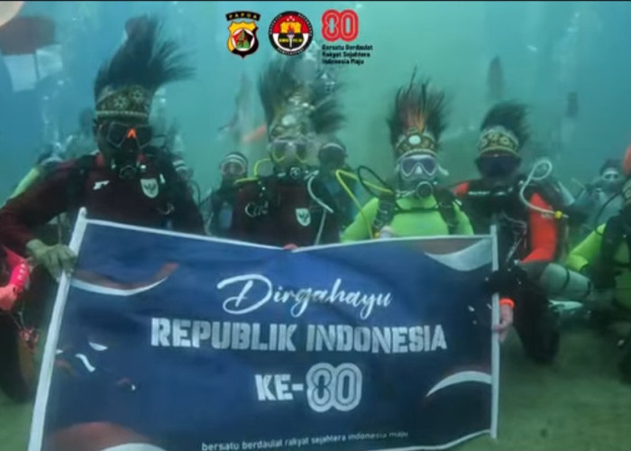 HUT RI ke-80, Polairud Polda Papua Kibarkan Merah Putih di Dasar Laut Jayapura