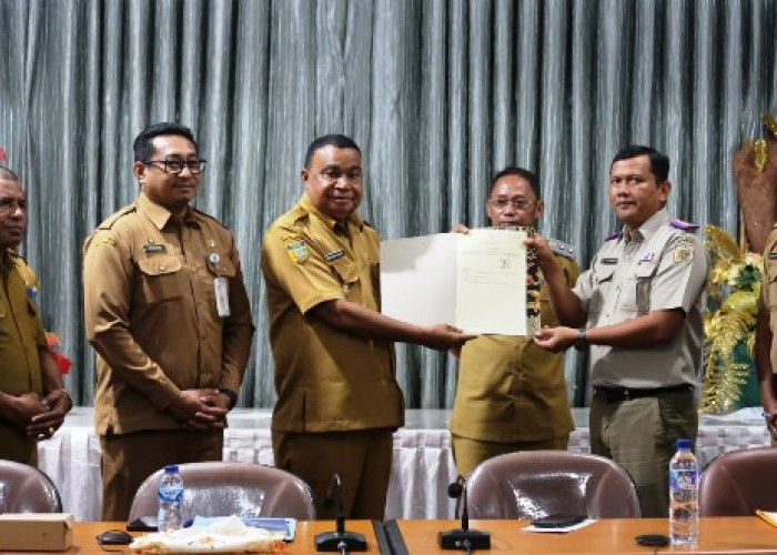 Yapen Terima Sertifikat Tanah, Sekolah Rakyat Segera Dibangun di Kampung Tatui