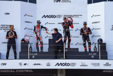 Erick Thohir Serahkan Trofi MotoGP Mandalika 2026 kepada Marco Bezzecchi