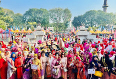 Hari Kebaya Nasional 2026, Ribuan Perempuan Berkebaya Pecahkan Rekor MURI di Palembang