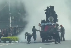 Aksi Bakar Ban Warnai Demonstrasi Mahasiswa Papua di Jakarta Pusat