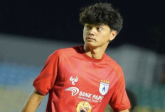 Reno Salampessy Pilih Bertahan di Persipura Meski Main di Championship