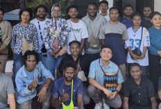 Billy Mambrasar Tinjau Kontrakan Mahasiswa Papua di Aceh Pascabencana