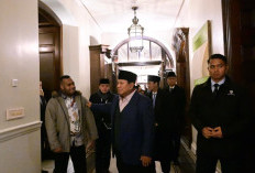 Presiden Prabowo Tiba di London, Mahasiswa Papua Serahkan Buku Perdamaian